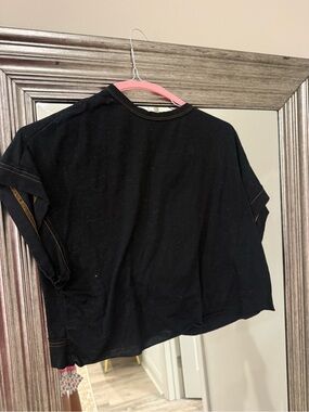 Basic Black Cropped Tee with Contrast Stitching